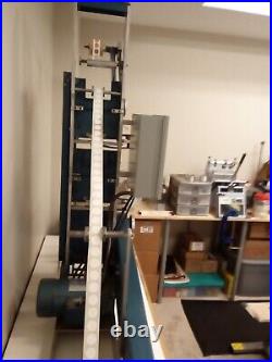 Printing press flexographic machine for manufacturing printed labels on a roll