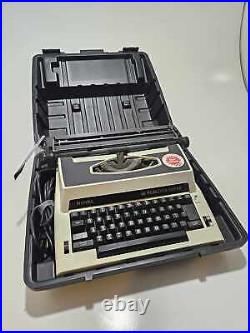 Vintage Royal World Traveler Dual Volt Portable Typewriter with Org. Case Work