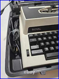 Vintage Royal World Traveler Dual Volt Portable Typewriter with Org. Case Work